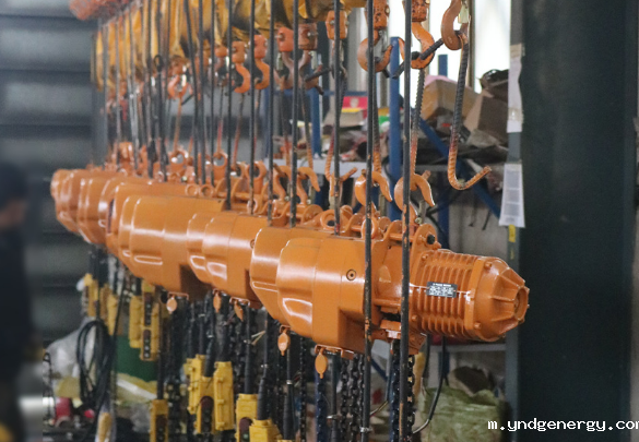 冠航电动葫芦流水线一角