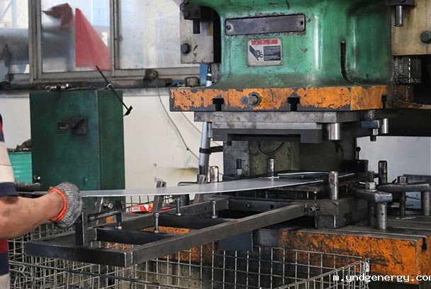 开云足球攻略冲压车床进行钢材压铸