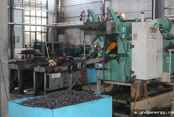 冠航起重链条生产车间编链机工作中