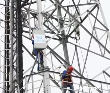 抓绳器在5G天馈设备吊装中起到了防坠落效果